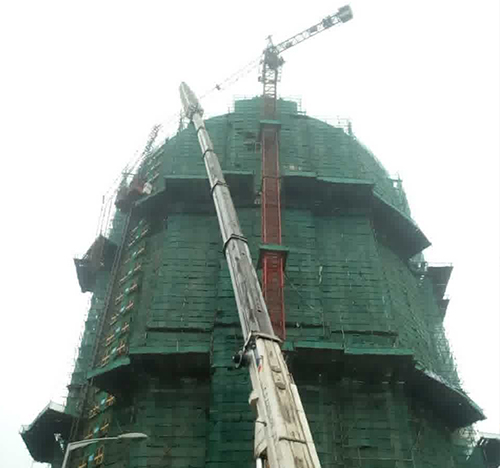 城固吊车在工地上作业